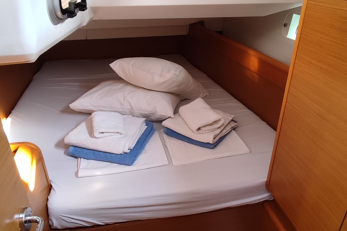 Cabin on Pasithea, a Jeanneau Sun Odyssey 439 sailboat at Volos Municipality, Greece