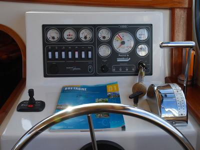 Cockpit of 150FB-1, a Pénichette 1500FB motorboat at Joigny, France
