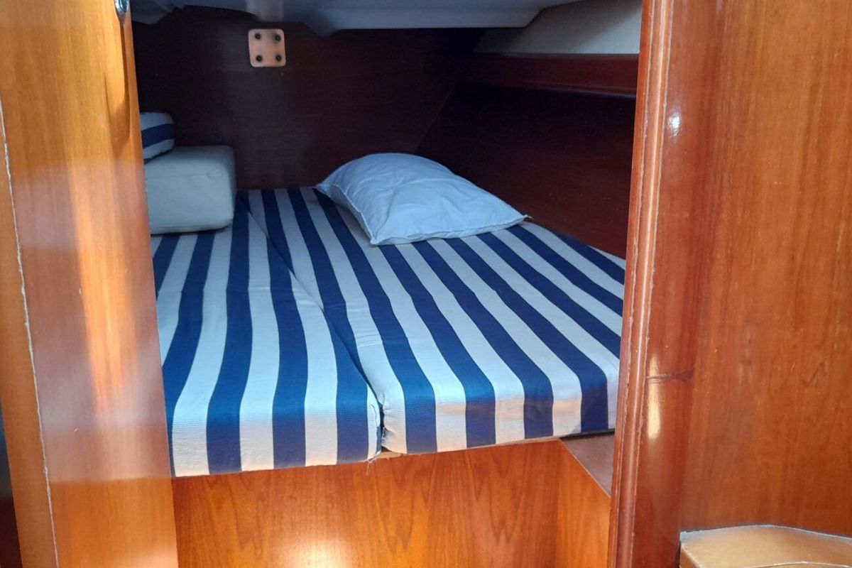 Cabin on Fiji, a Beneteau Oceanis 393 sailboat at Pylos, Greece
