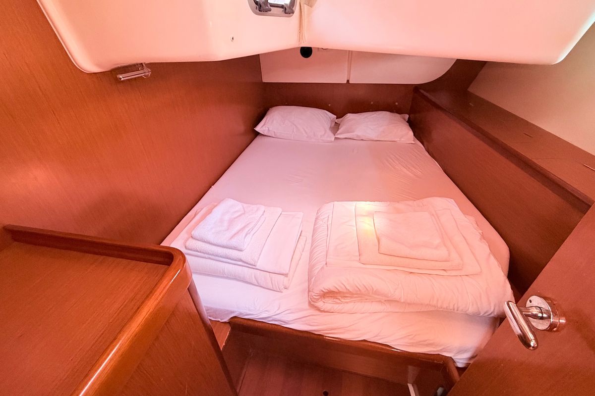 Cabin on Juliette, a Beneteau Oceanis 46 sailboat at Općina Sukošan, Croatia