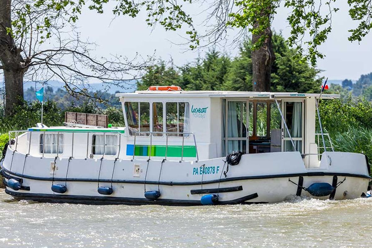 Exterior view of 1260R-21, a Pénichette 1260 motorboat at Saint-Léger-sur-Dheune, France