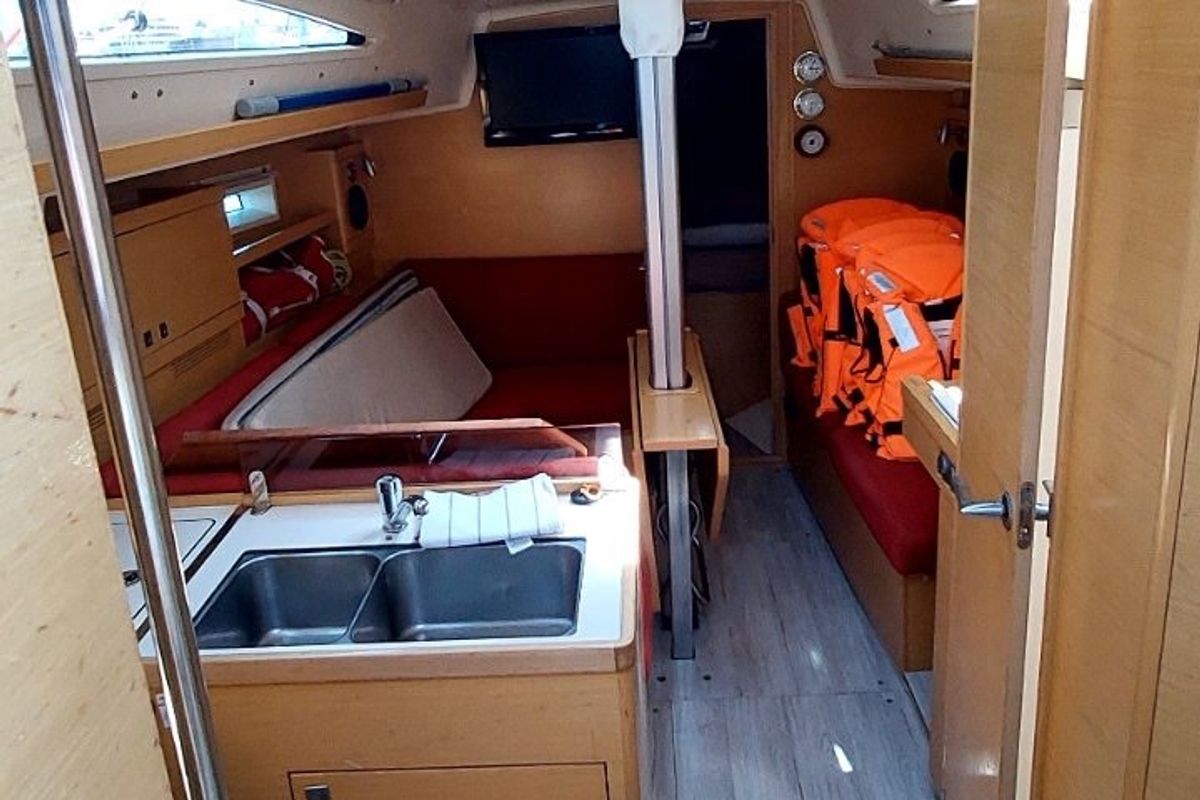 Salon of Quebec, a Elan 350 Performance sailboat at Grad Biograd na Moru, Croatia
