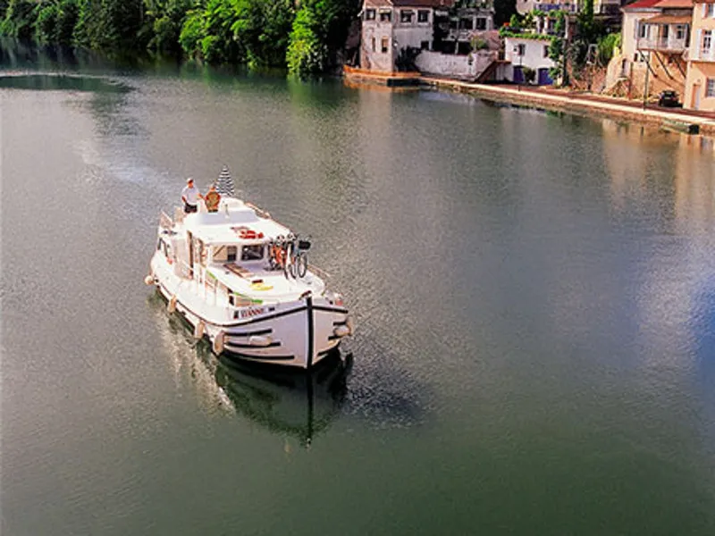 Exterior view of 1020-20, a Pénichette 1020 motorboat at Cahors, France