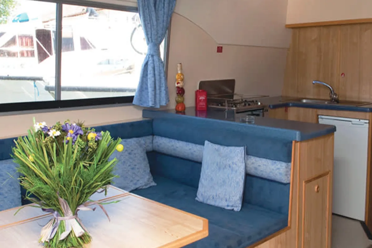 Salon of Salsa A - Comfort 23, a Cygnet Salsa A motorboat at Migennes, France