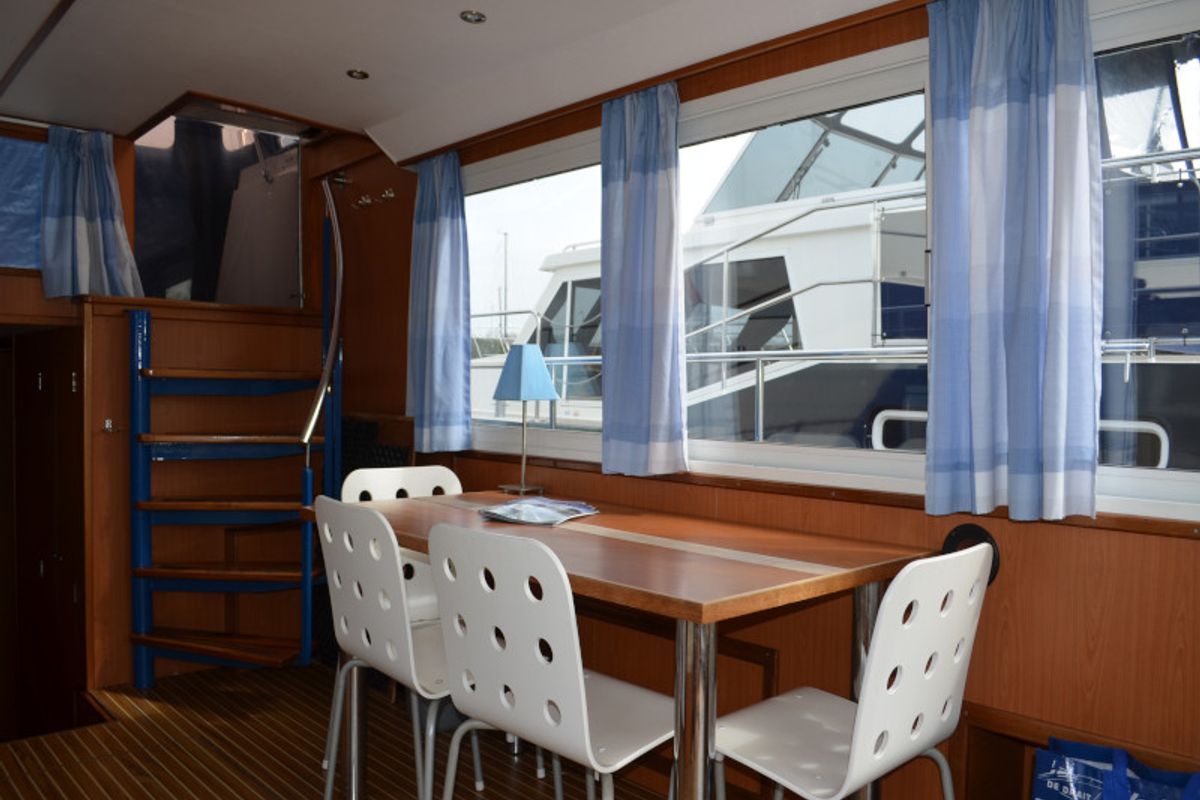 Salon of Holidaytime, a De Drait Safari Houseboat 1200 motorboat at Drachten, Netherlands
