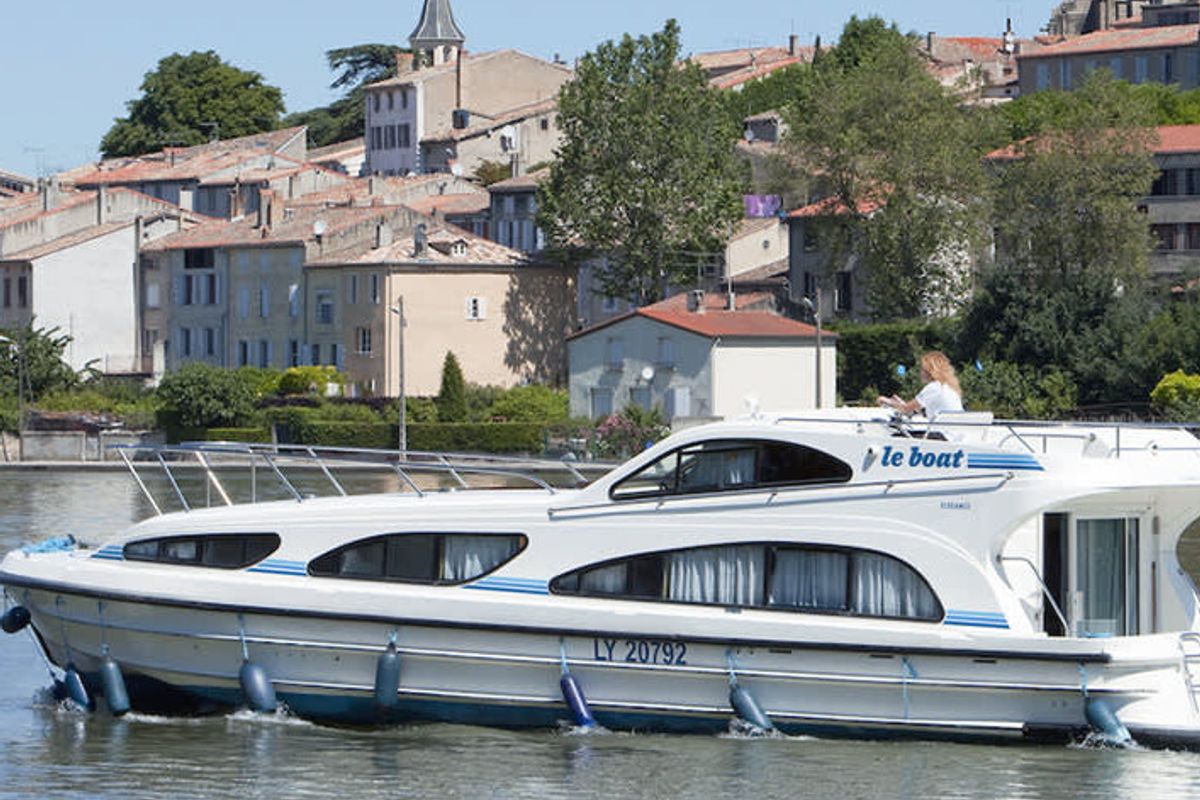 Exterior view of Elegance - Comfort 5, a Cygnet Elegance motorboat at Portiragnes, France