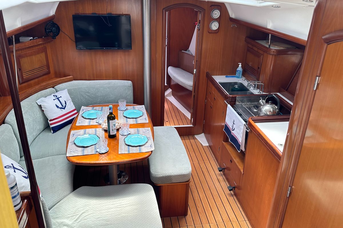 Salon of ARGO, a Beneteau Oceanis 393 sailboat at Marina Delta Kallithea, Greece