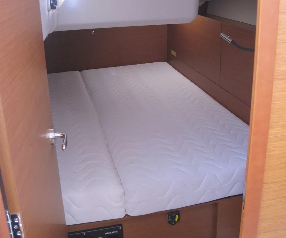 Cabin on Enrica, a Jeanneau Sun Odyssey 440 sailboat at Capo d'Orlando, Italy