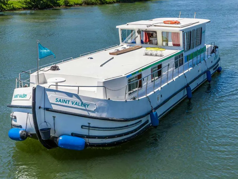 Exterior view of 1500R-1, a Pénichette 1500R motorboat at Joigny, France