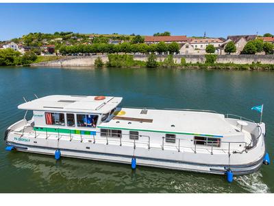 Exterior view of 1500R-1, a Pénichette 1500R motorboat at Joigny, France