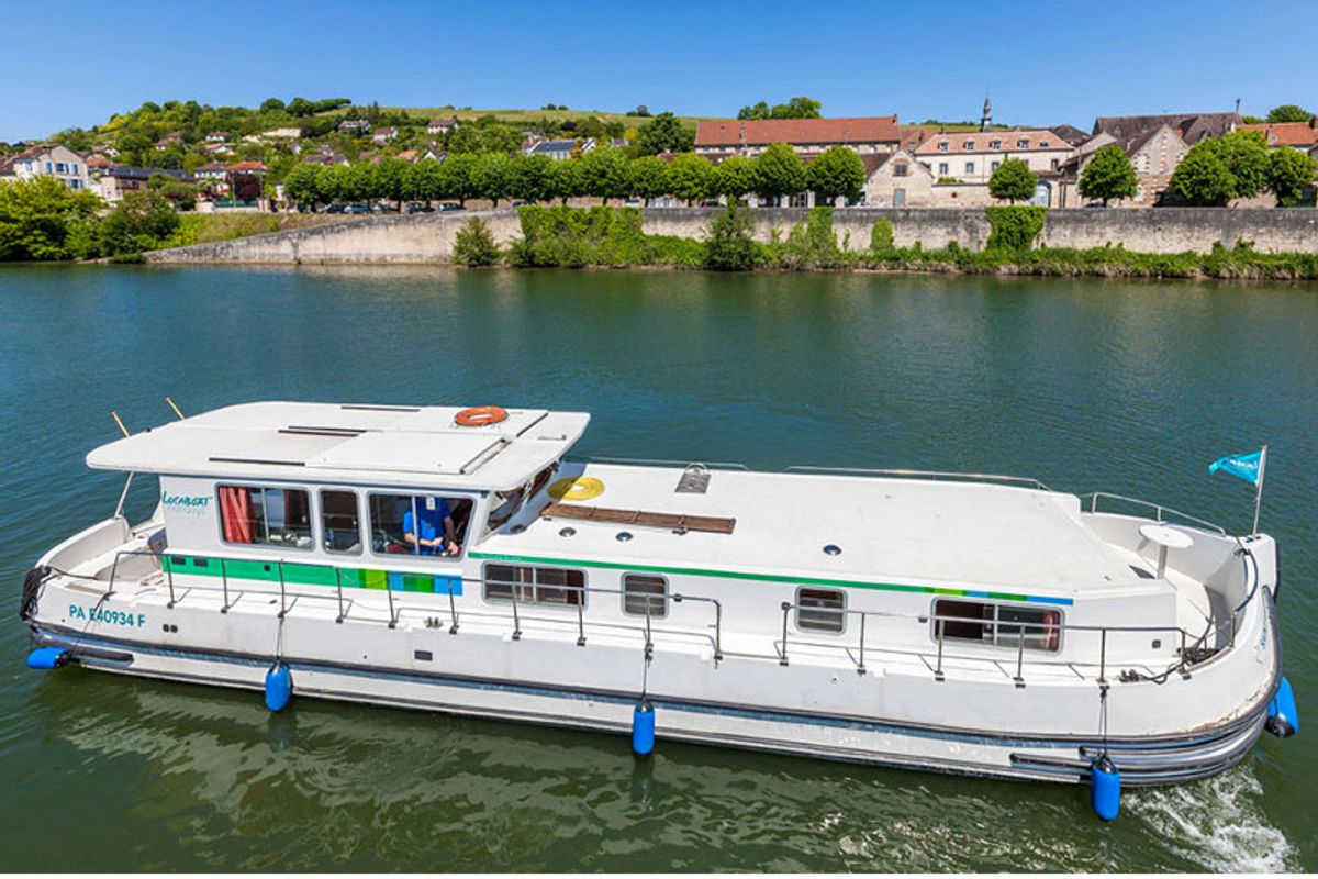 Exterior view of 1500R-1, a Pénichette 1500R motorboat at Joigny, France