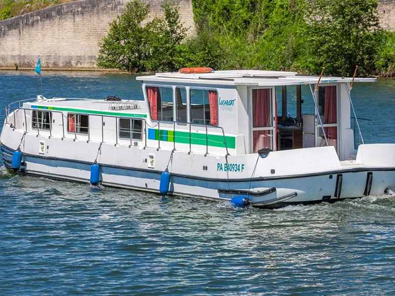 Exterior view of 1500R-1, a Pénichette 1500R motorboat at Joigny, France
