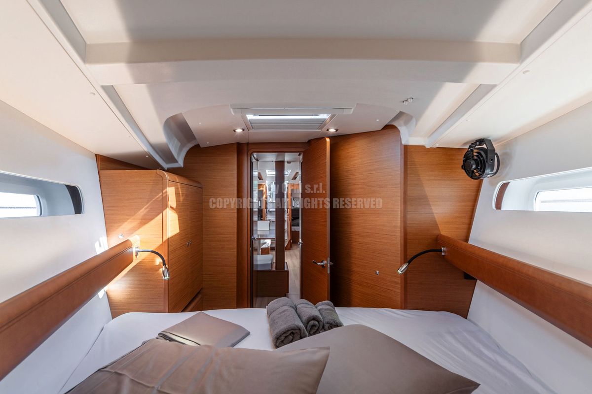 Cabin on Nizza, a Jeanneau Sun Odyssey 449 sailboat at Capo d'Orlando, Italy