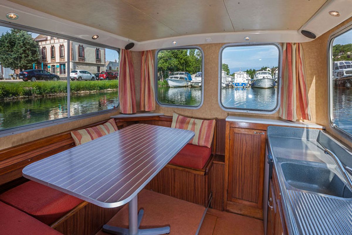 Salon of 935W-103, a Pénichette 935 motorboat at Saint-Léger-sur-Dheune, France