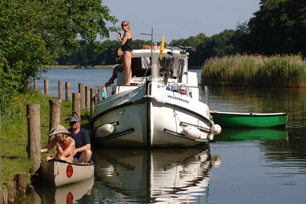 Exterior view of 935W-103, a Pénichette 935 motorboat at Saint-Léger-sur-Dheune, France