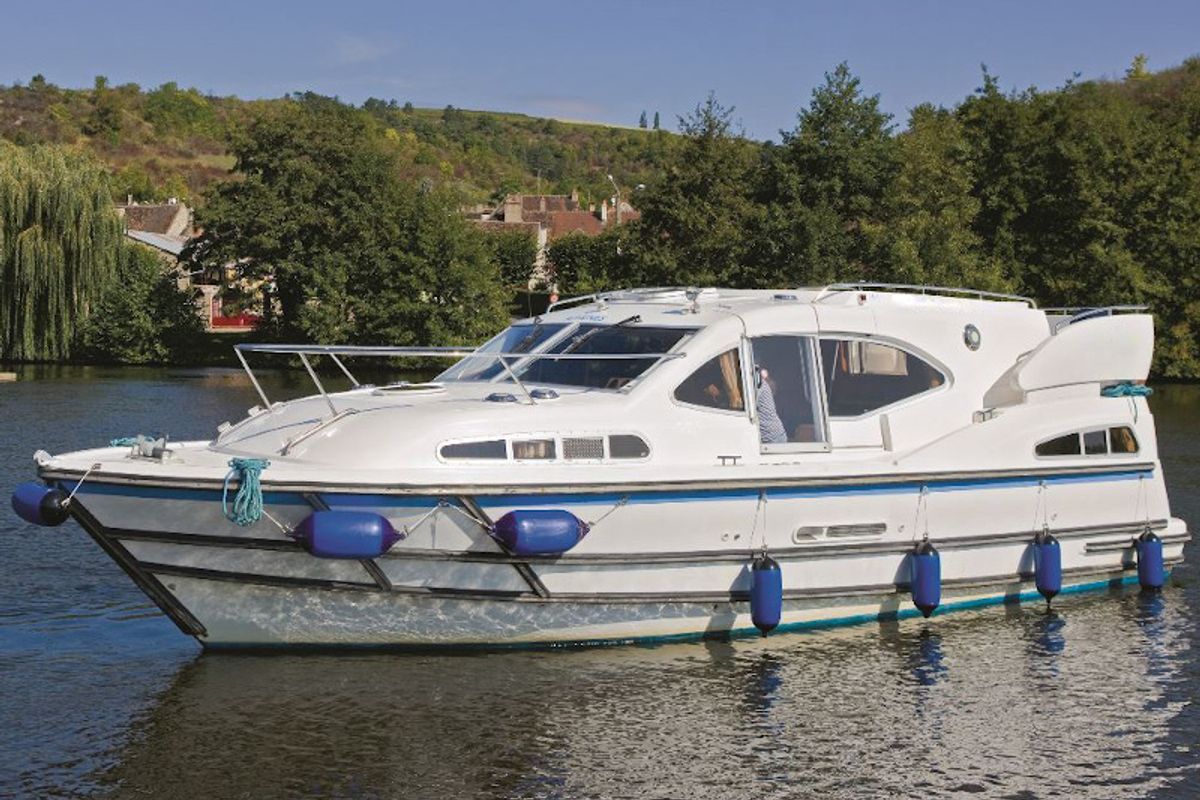 Exterior view of E300-4, a Pénichette Europa E.300 motorboat at Loosdrecht, Netherlands