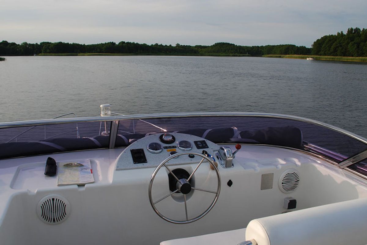 Cockpit of E700-41, a Pénichette Europa E.700 motorboat at Fürstenberg/Havel, Germany
