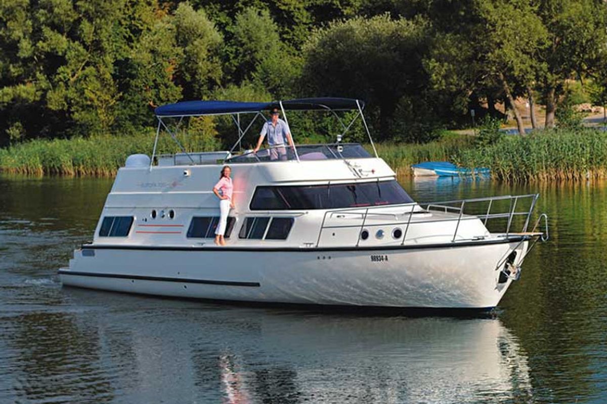 Exterior view of E700-41, a Pénichette Europa E.700 motorboat at Fürstenberg/Havel, Germany
