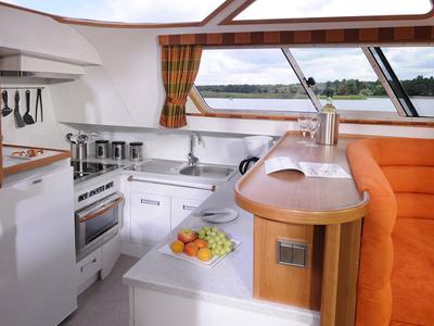 Galley of E700-41, a Pénichette Europa E.700 motorboat at Fürstenberg/Havel, Germany