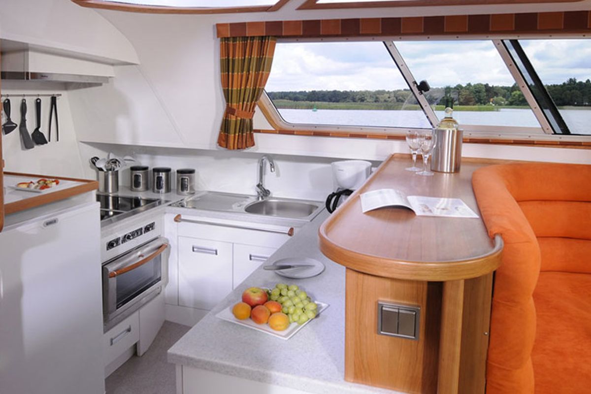 Galley of E700-41, a Pénichette Europa E.700 motorboat at Fürstenberg/Havel, Germany