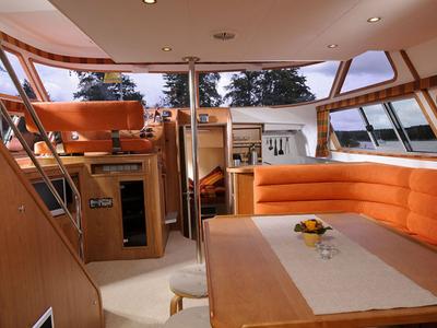Salon of E700-41, a Pénichette Europa E.700 motorboat at Fürstenberg/Havel, Germany