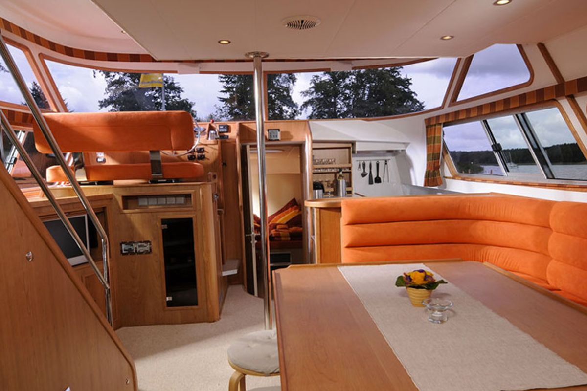 Salon of E700-41, a Pénichette Europa E.700 motorboat at Fürstenberg/Havel, Germany