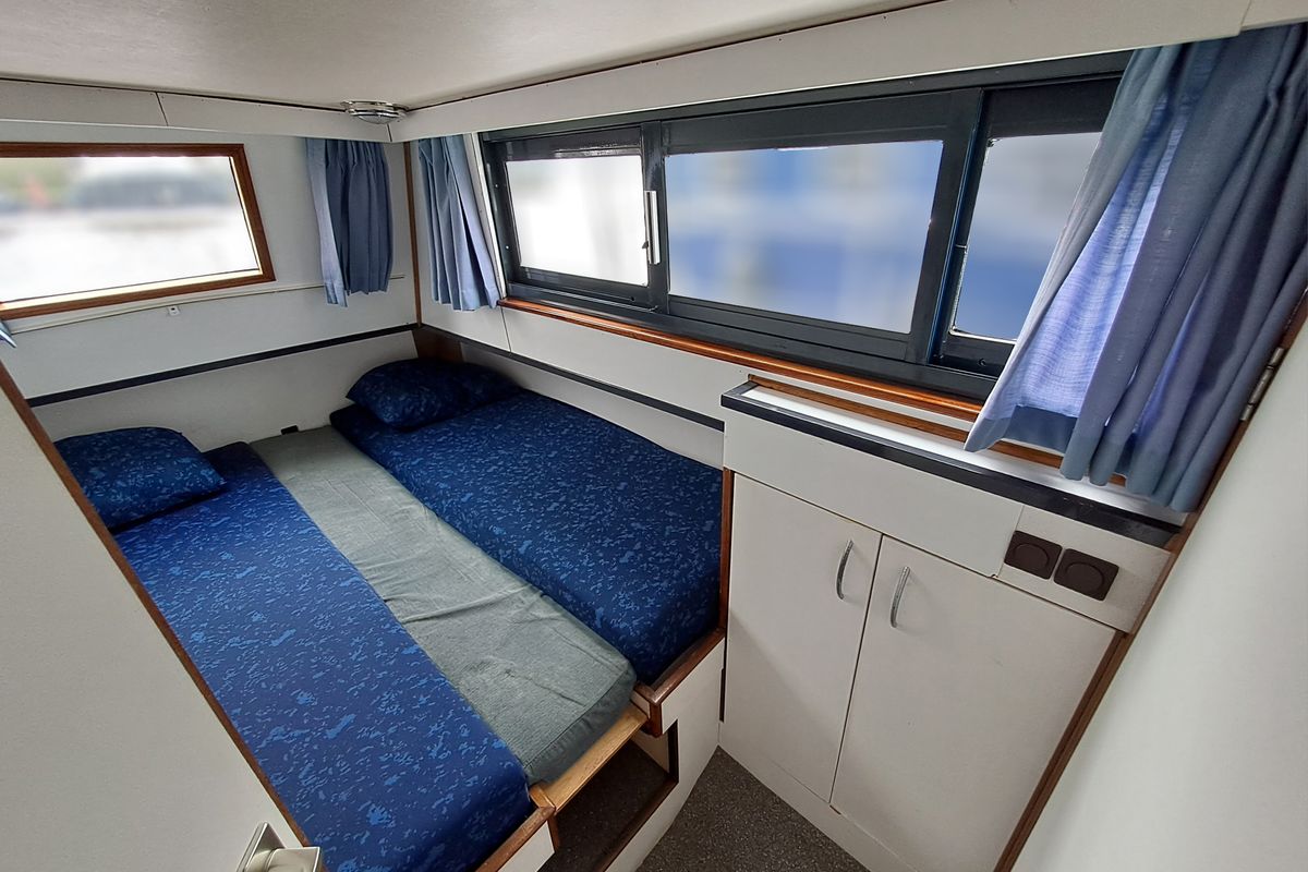 Cabin on Sunshine, a De Drait Safari Houseboat 1050 motorboat at Drachten, Netherlands