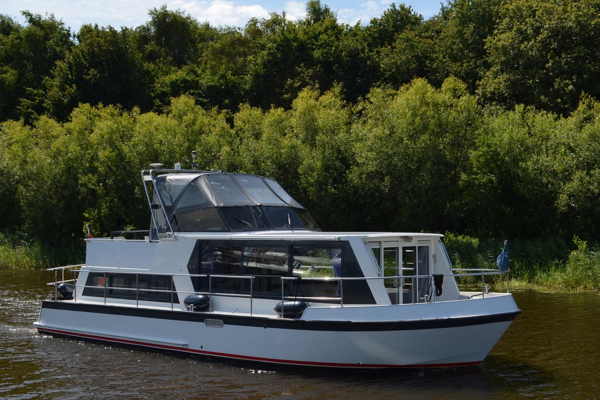Exterior view of Sunshine, a De Drait Safari Houseboat 1050 motorboat at Drachten, Netherlands