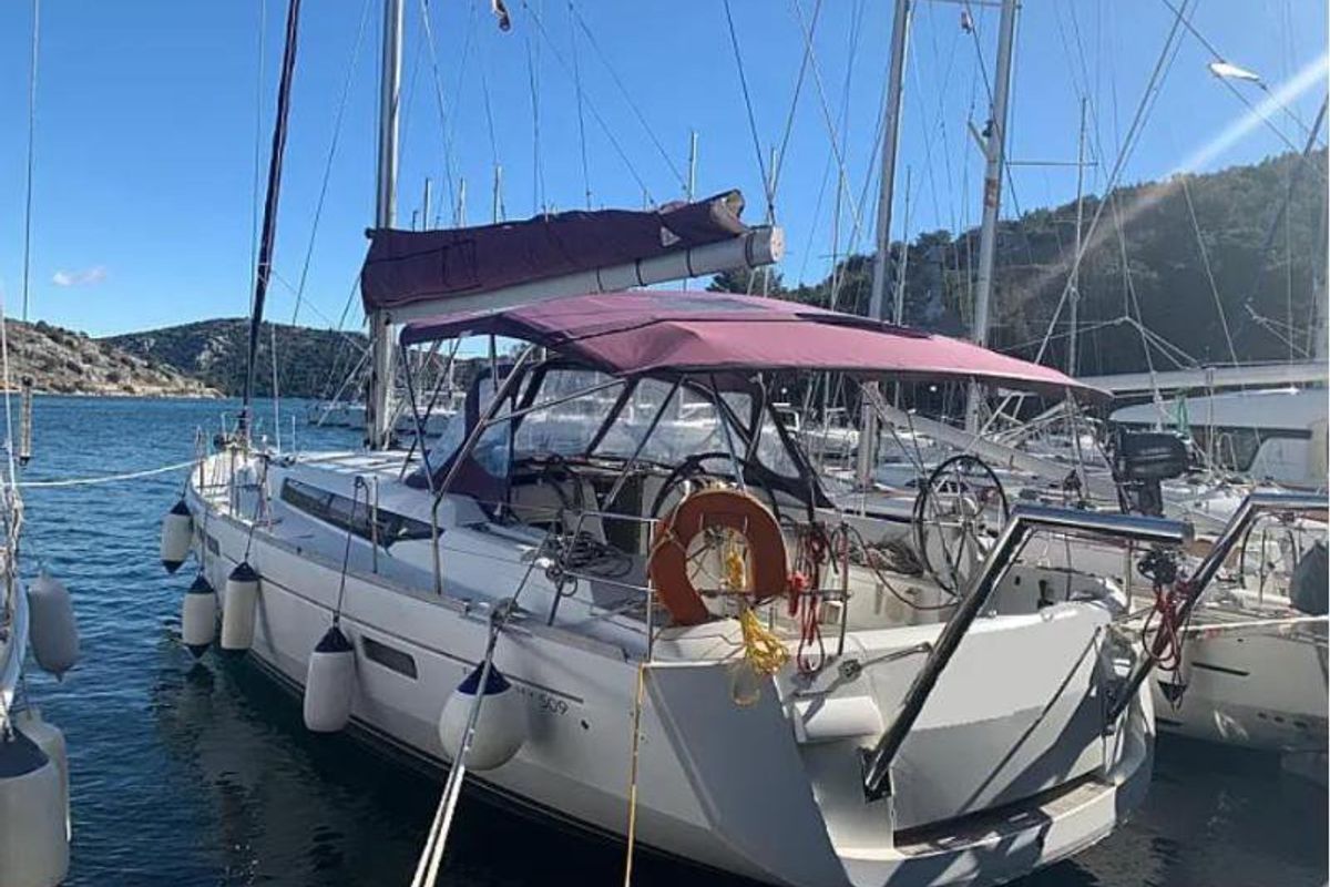 Exterior view of Evelina, a Jeanneau Sun Odyssey 509 sailboat at Kontokali, Greece