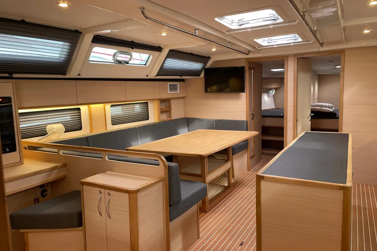 Salon of Six on the Sea, a D&D Kufner 54 sailboat at Salerno, Italy