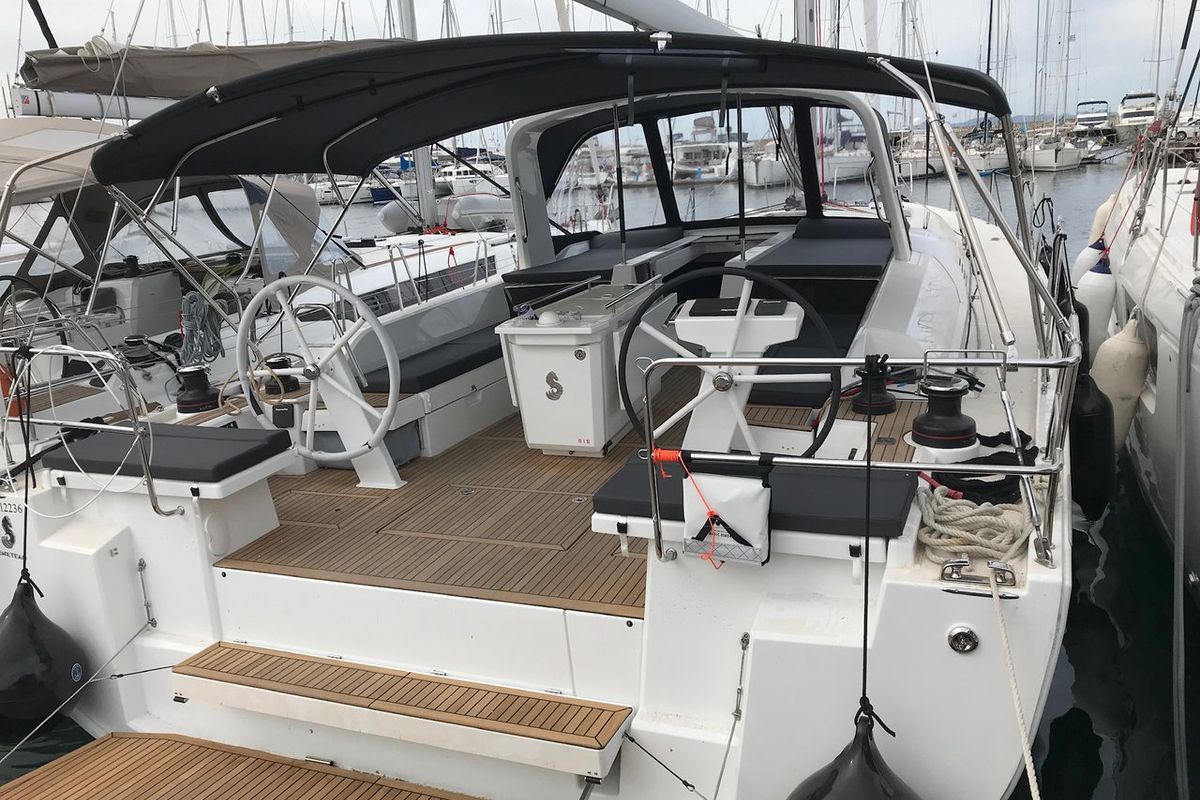 Deck of Famiglia, a Beneteau Oceanis 51.1 sailboat at Athens, Greece