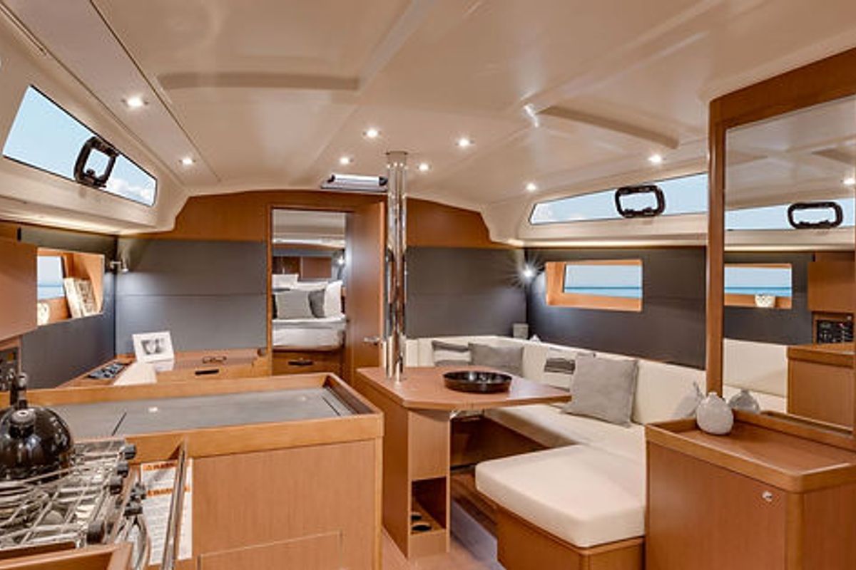 Salon of Blue Hop, a Beneteau Oceanis 41.1 sailboat at Grimaud, France