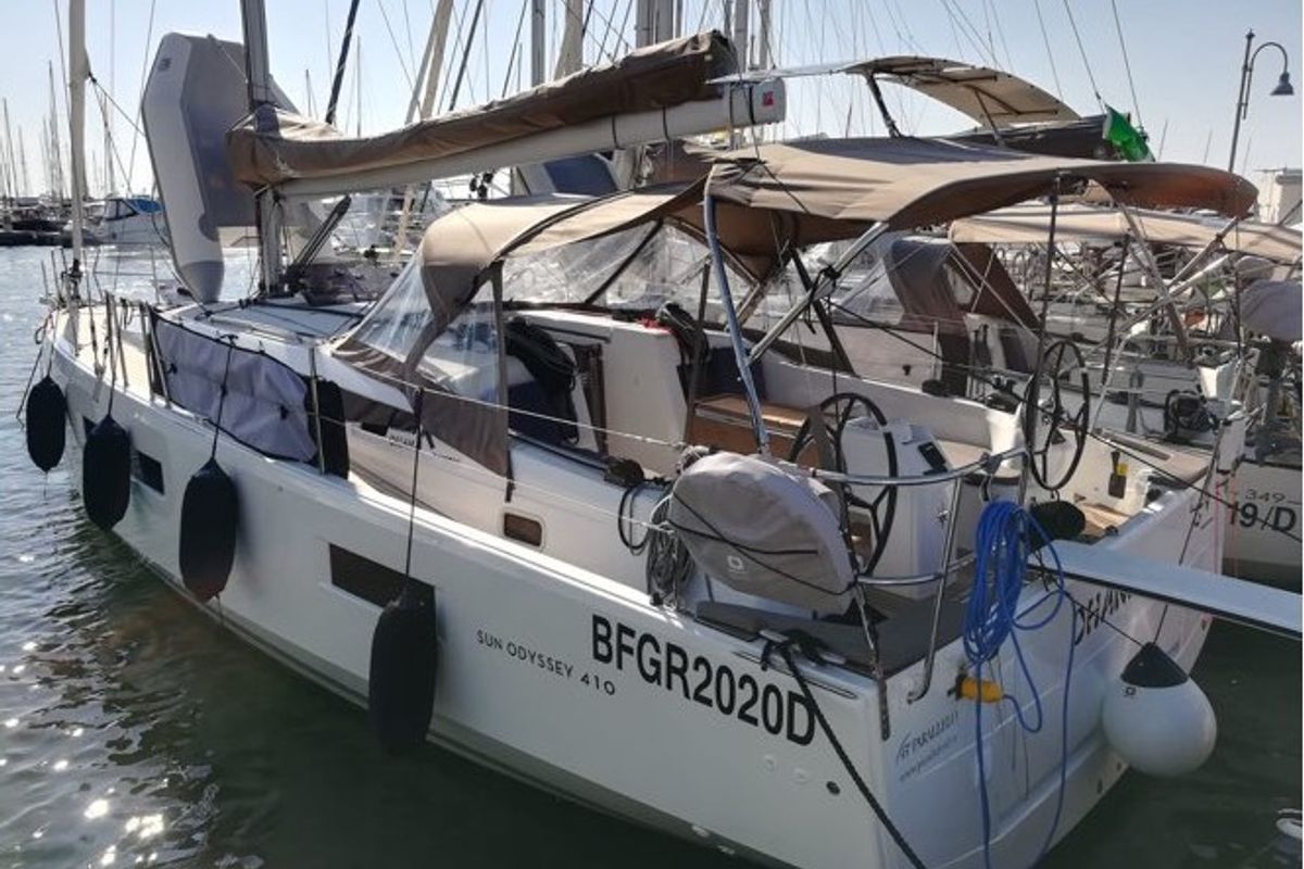Exterior view of Ohana, a Jeanneau Sun Odyssey 410 sailboat at San Vincenzo, Italy