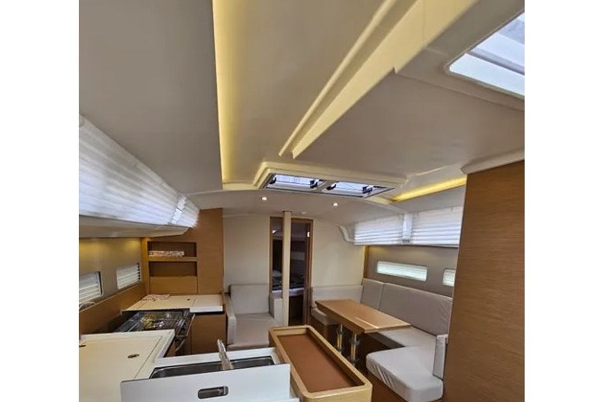 Salon of Ohana, a Jeanneau Sun Odyssey 410 sailboat at San Vincenzo, Italy