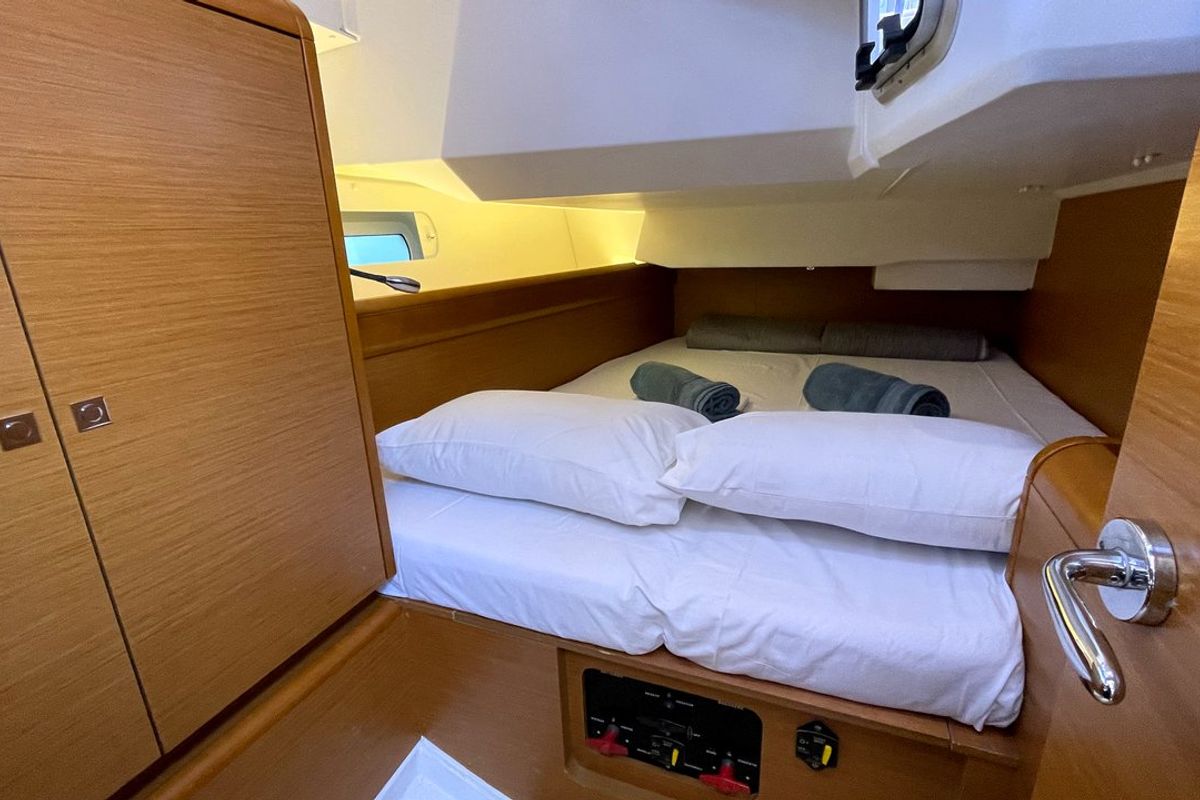 Cabin on Amelie, a Jeanneau Sun Odyssey 449 sailboat at Kontokali, Greece