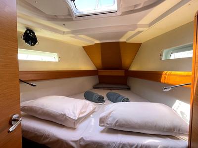 Cabin on Amelie, a Jeanneau Sun Odyssey 449 sailboat at Kontokali, Greece
