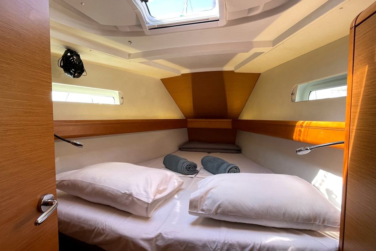 Cabin on Amelie, a Jeanneau Sun Odyssey 449 sailboat at Kontokali, Greece