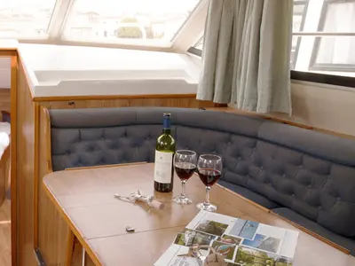 Salon of Clipper - Comfort 30, a Cygnet Clipper motorboat at Douelle, France