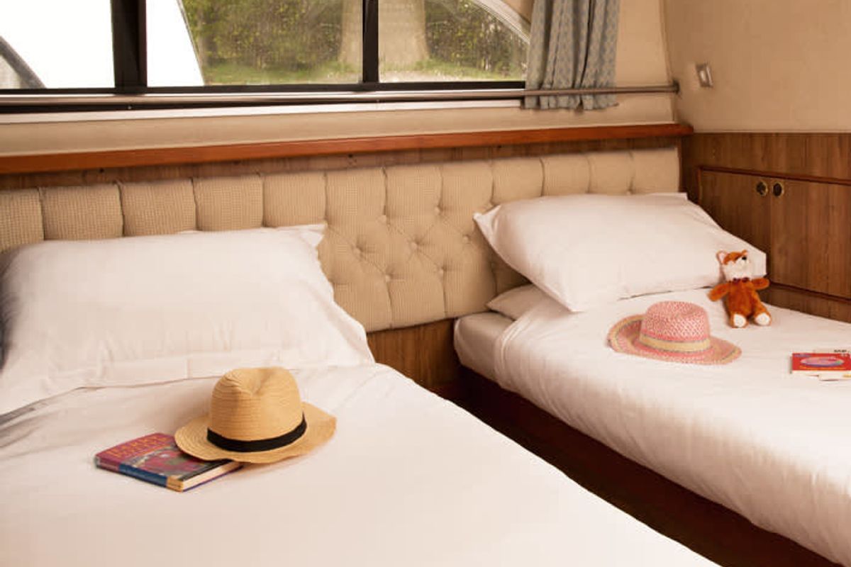 Cabin on Clipper - Comfort 30, a Cygnet Clipper motorboat at Douelle, France