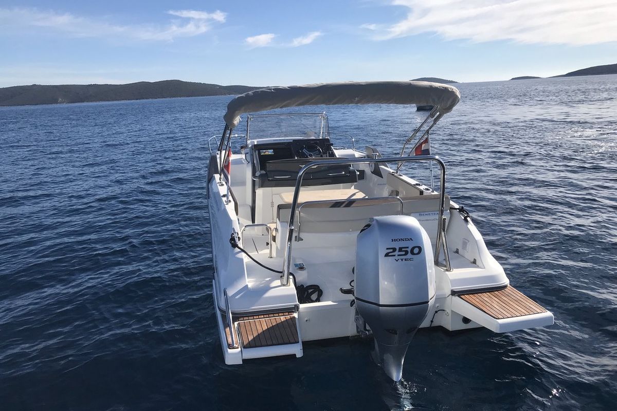 Exterior view of Beneteau Flyer 7.7 Sun Deck, a Beneteau Flyer 7.7 Sun Deck motorboat at Grad Trogir, Croatia