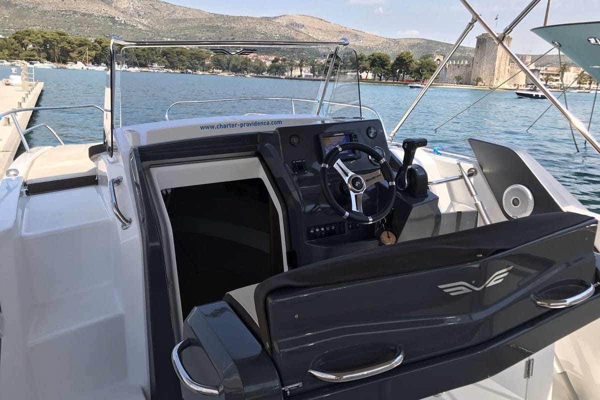 Cockpit of Beneteau Flyer 7.7 Sun Deck, a Beneteau Flyer 7.7 Sun Deck motorboat at Grad Trogir, Croatia