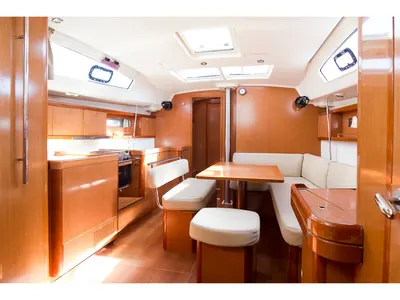 Salon of Demonio de Tasmania, a Beneteau Oceanis 43 sailboat at es Jonquet, Spain