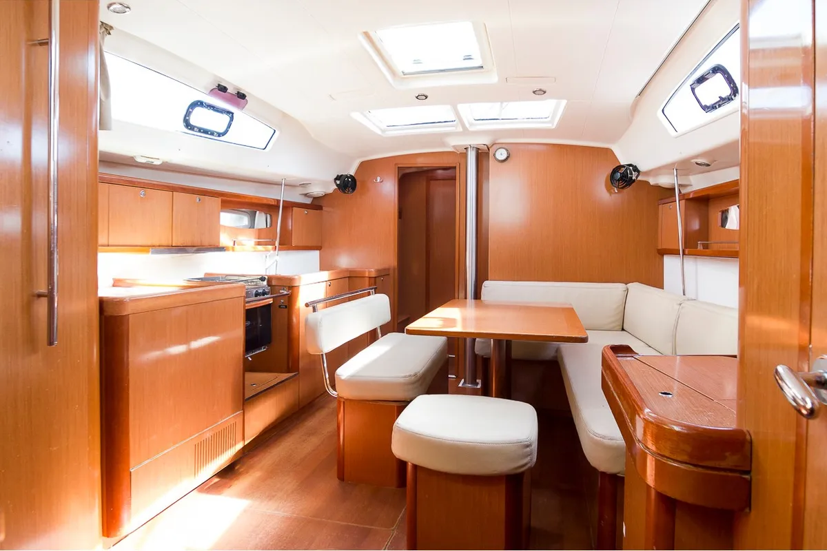 Salon of Demonio de Tasmania, a Beneteau Oceanis 43 sailboat at es Jonquet, Spain