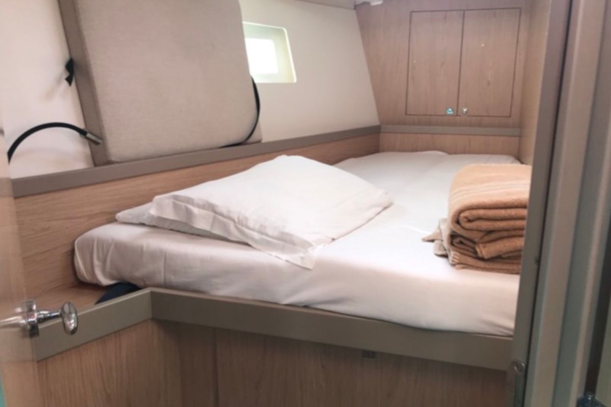 Cabin on Alphard, a Beneteau Oceanis 45 sailboat at Rosignano Solvay, Italy