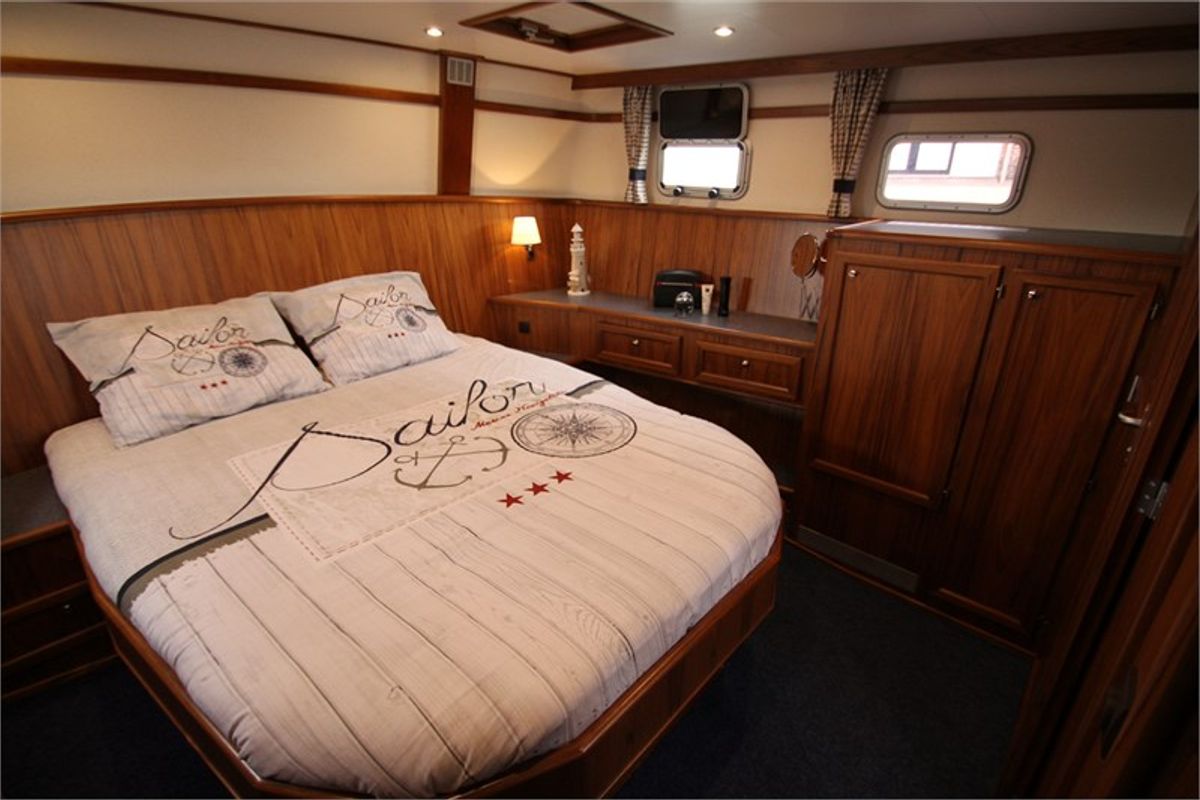 Cabin on Helena, a De Drait Kotterjacht 12.2 GL motorboat at Woudsend, Netherlands