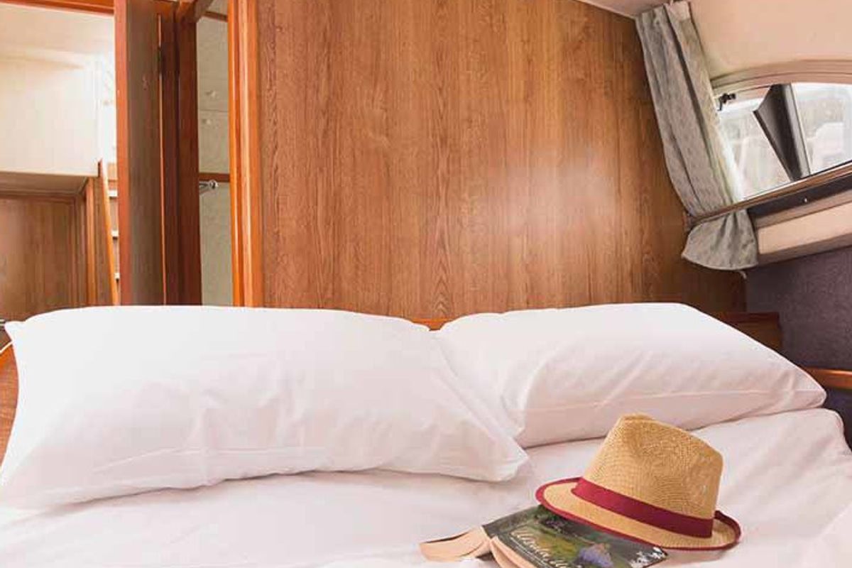 Cabin on Clipper - Comfort 40, a Cygnet Clipper motorboat at Hessel, United States