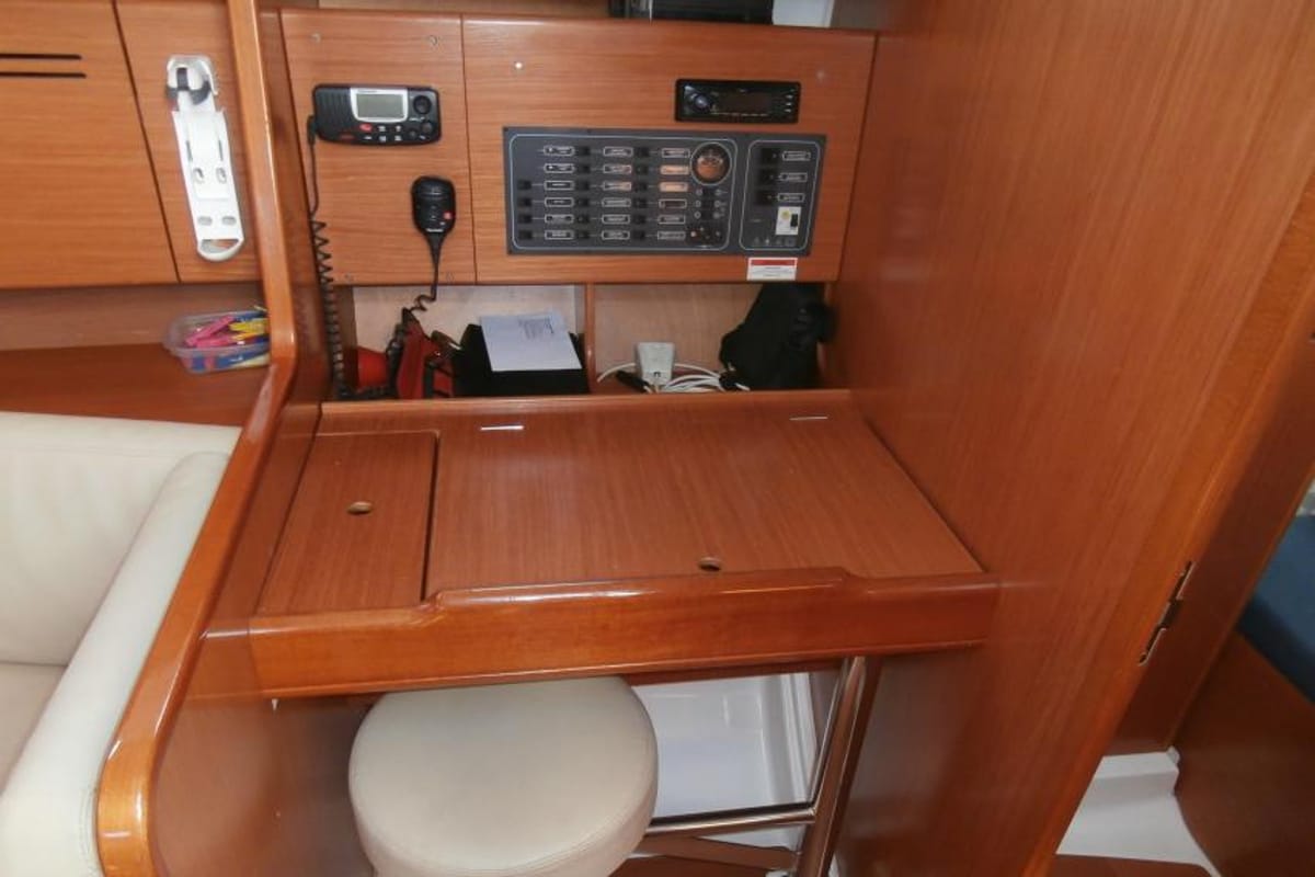 Salon of Crash, a Beneteau Cyclades 43.4 sailboat at Figari/Golfo Aranci, Italy