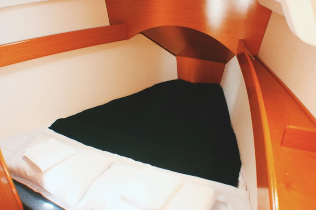 Cabin on Estera, a Beneteau Cyclades 43.4 sailboat at Marina Delta Kallithea, Greece