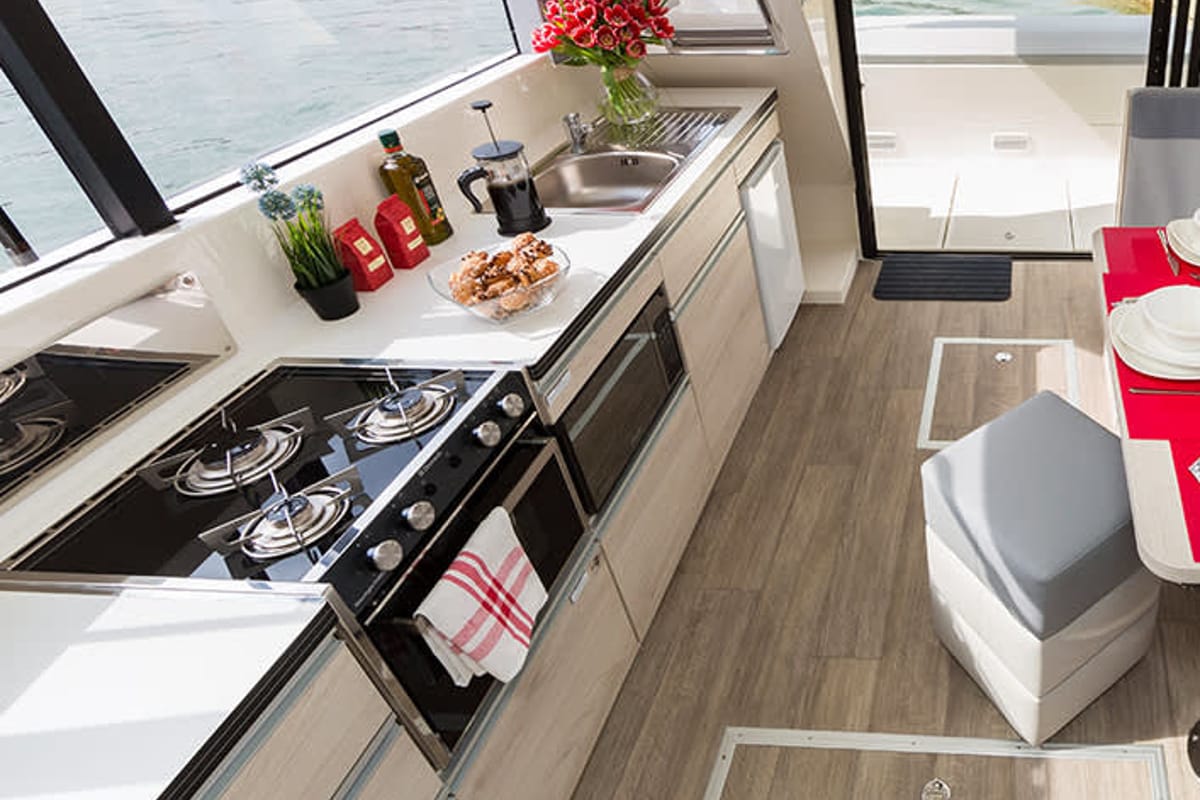 Galley of Horizon 1 - Premier 15, a Cygnet Horizon 1 motorboat at Portiragnes, France
