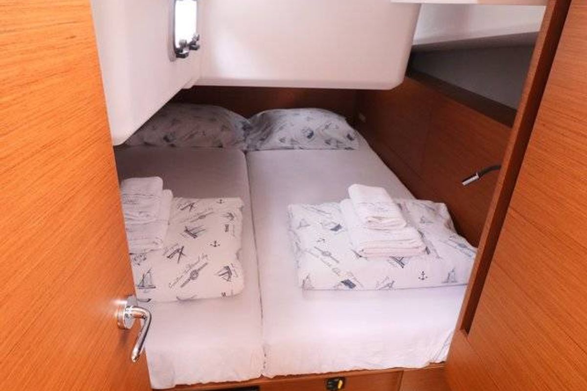 Cabin on Sandy, a Jeanneau Sun Odyssey 440 sailboat at Piombino, Italy